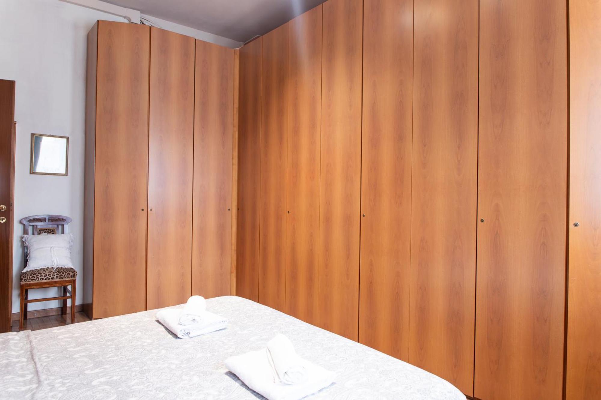 Duomo Walking Distance Elegant Flat With View Milan